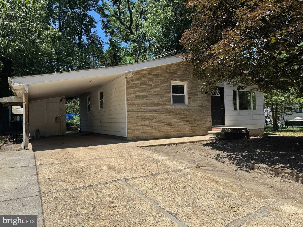 601 E Lakeshore Dr - Photo 3 of 16