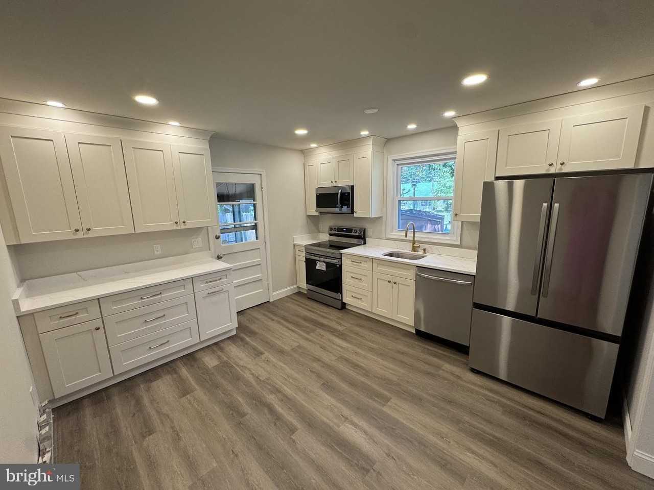 601 E Lakeshore Dr - Photo 4 of 16