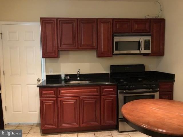 935 Maple Ter - Photo 2 of 12