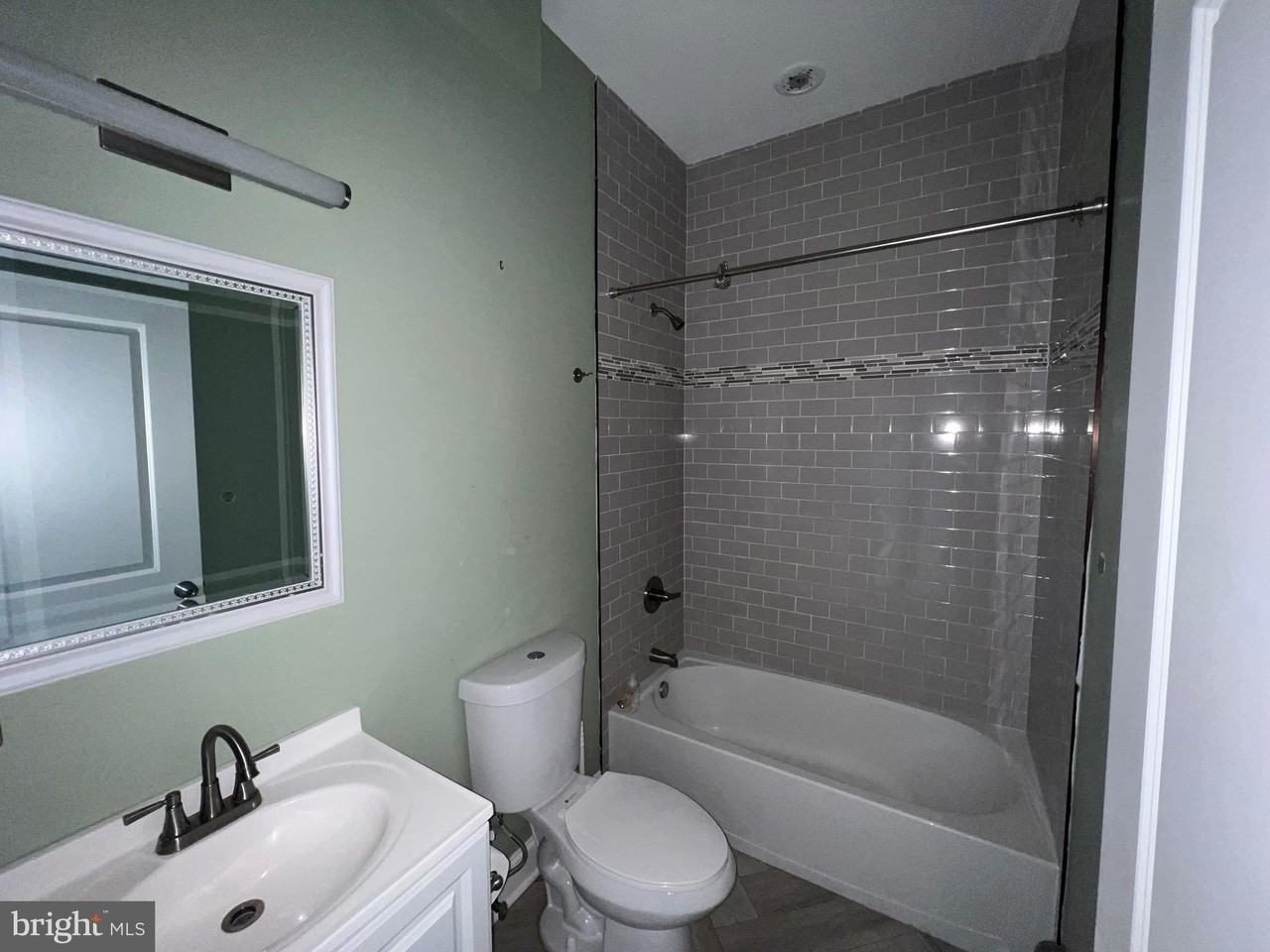 1829 N 33rd St #2F - Photo 3 of 6