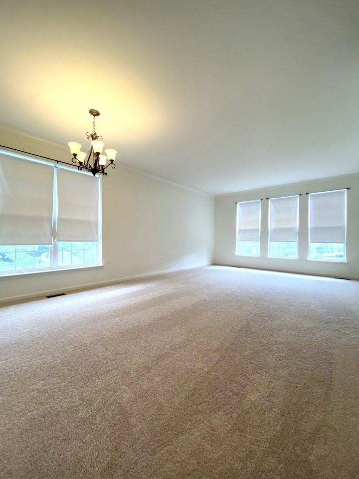 1601 Wilcox Ave - Photo 4 of 30