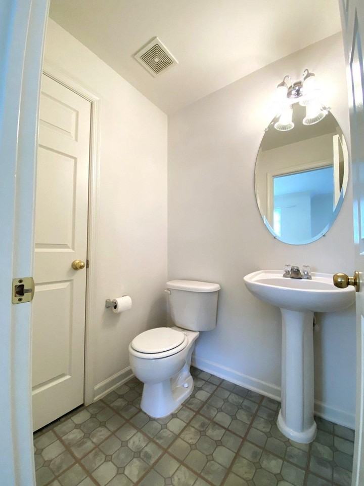 1601 Wilcox Ave - Photo 5 of 30