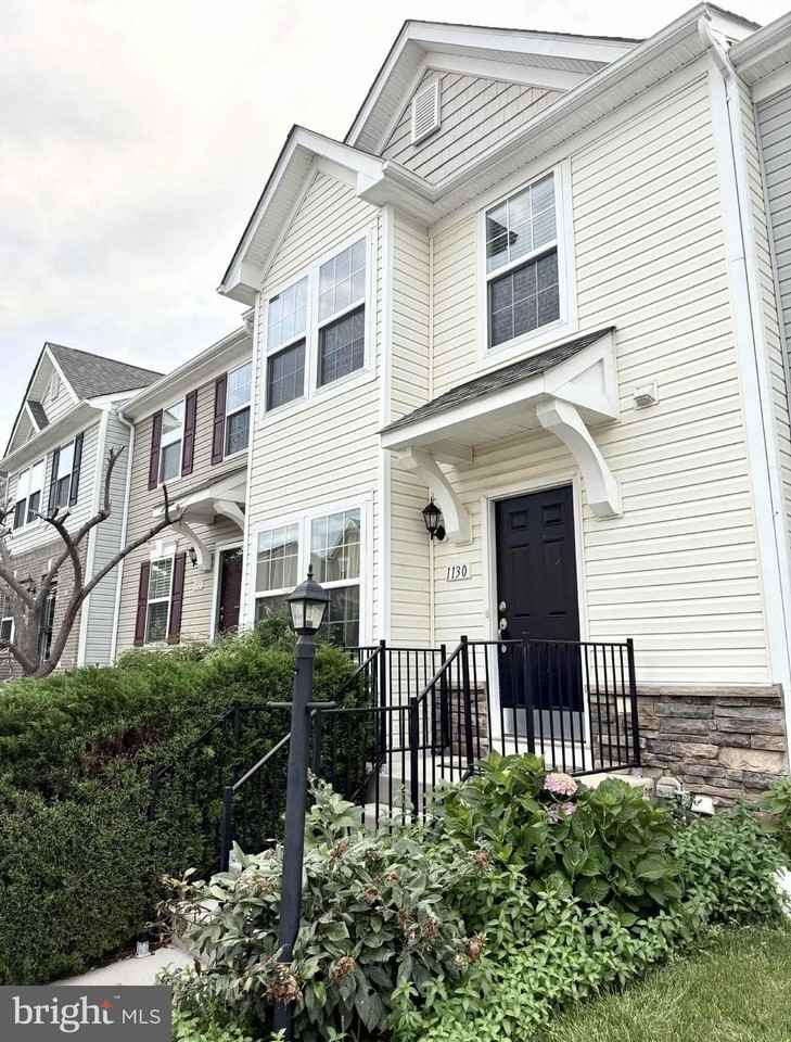1130 Stallion St - Photo 2 of 24