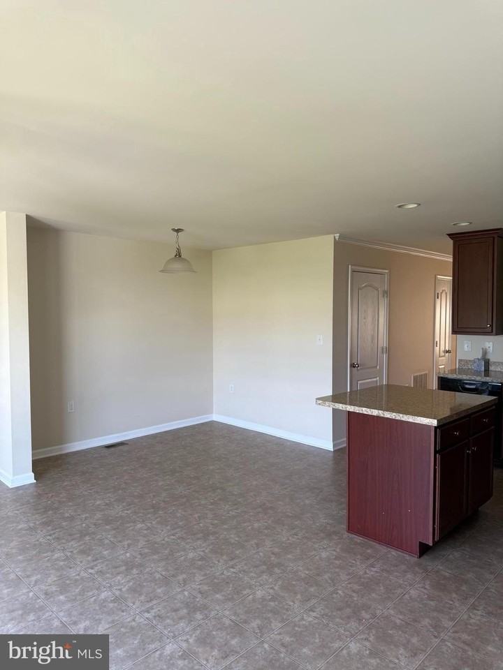 1130 Stallion St - Photo 4 of 24