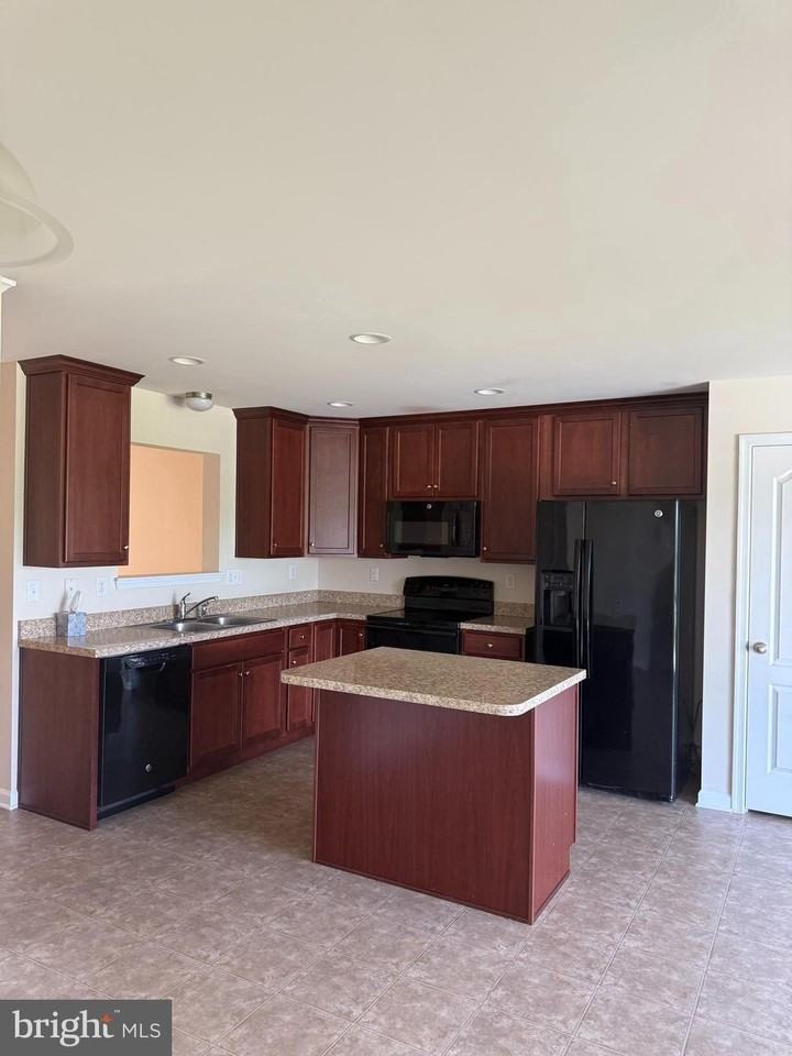 1130 Stallion St - Photo 5 of 24