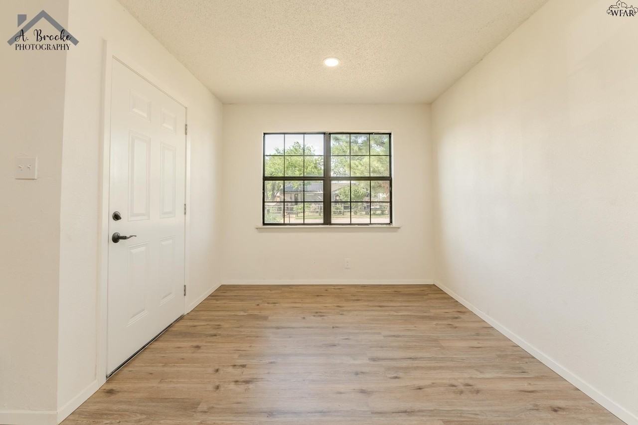 1643 Best Blvd - Photo 4 of 20