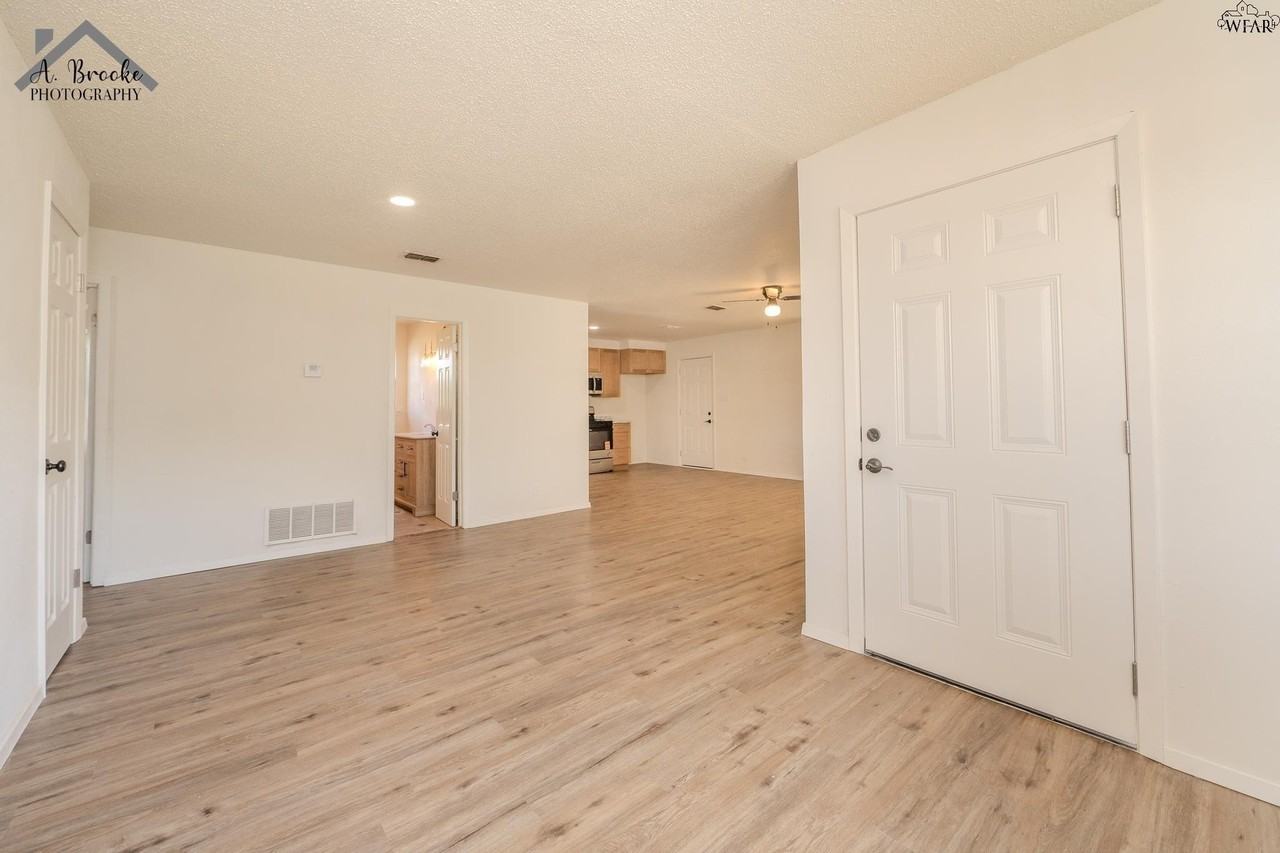 1643 Best Blvd - Photo 5 of 20
