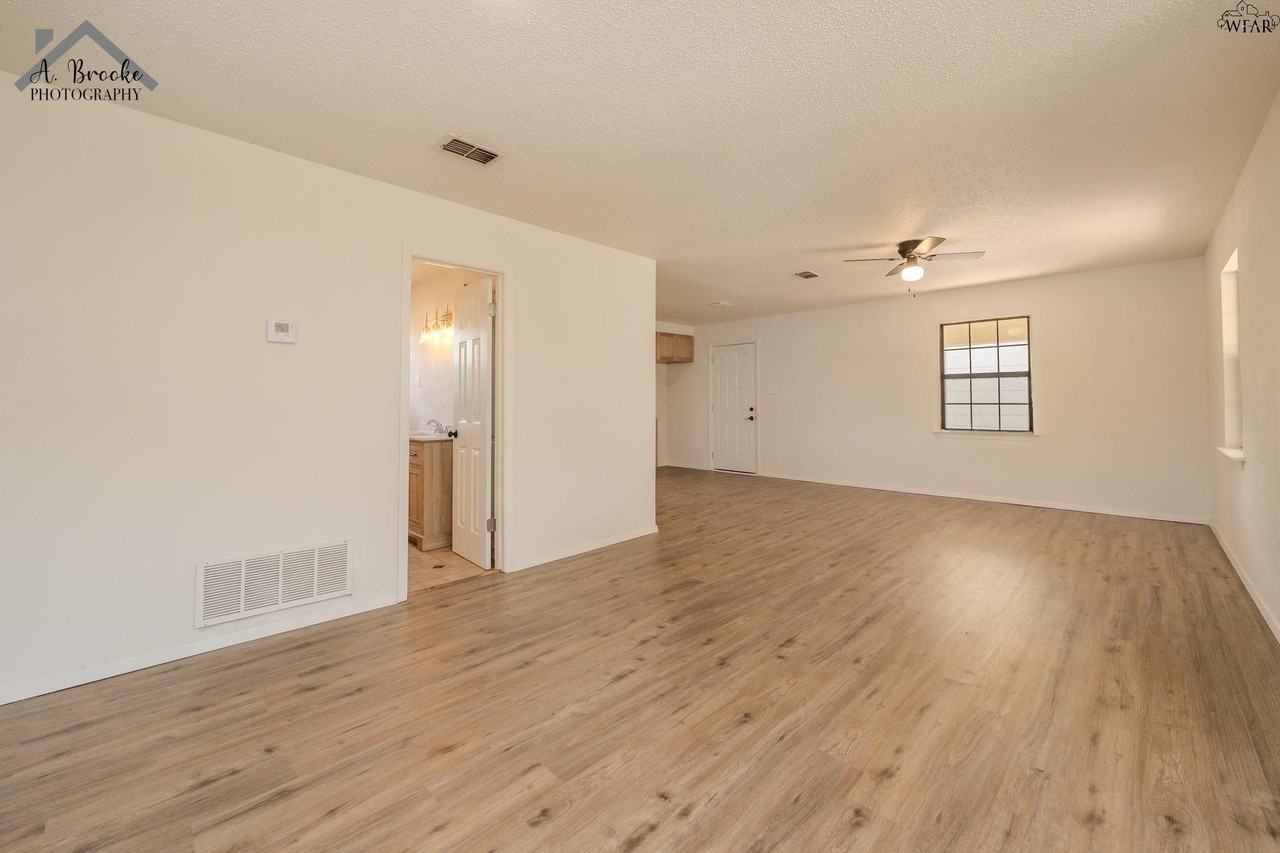 1643 Best Blvd - Photo 6 of 20