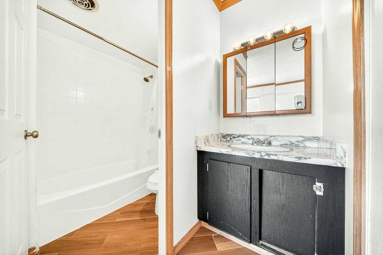 3388 Salt Lake Blvd #204 - Photo 5 of 16