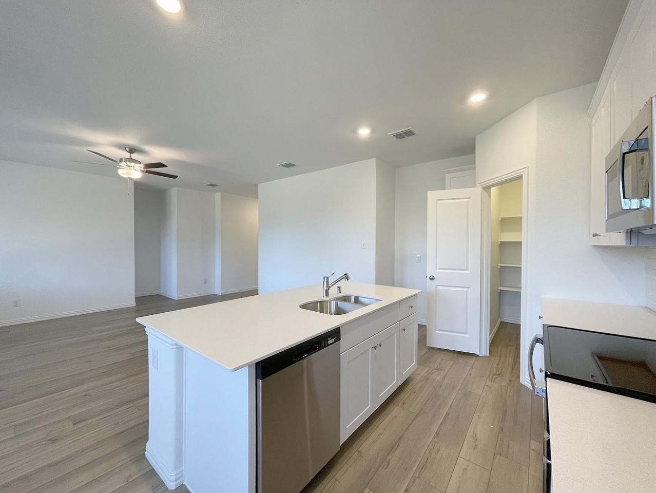 510 Macdonald Way - Photo 5 of 24