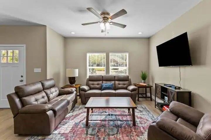 613 W Elm St #613 - Photo 2 of 10