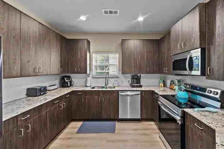 613 W Elm St #613 - Photo 3 of 10