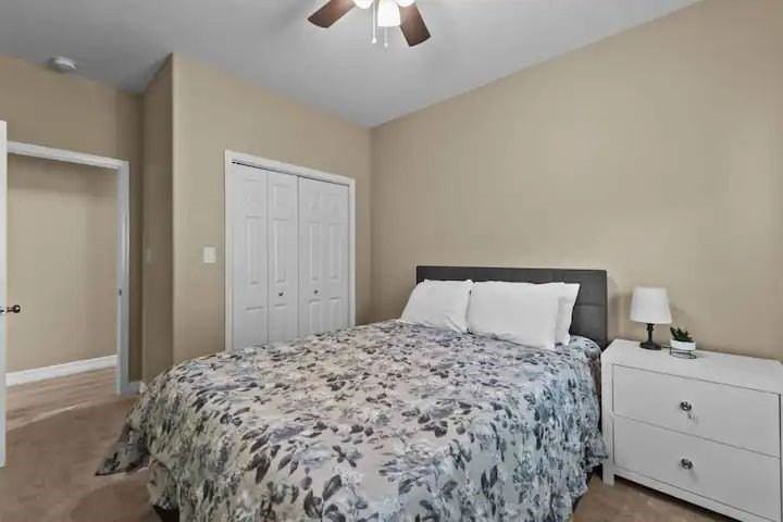 613 W Elm St #613 - Photo 5 of 10