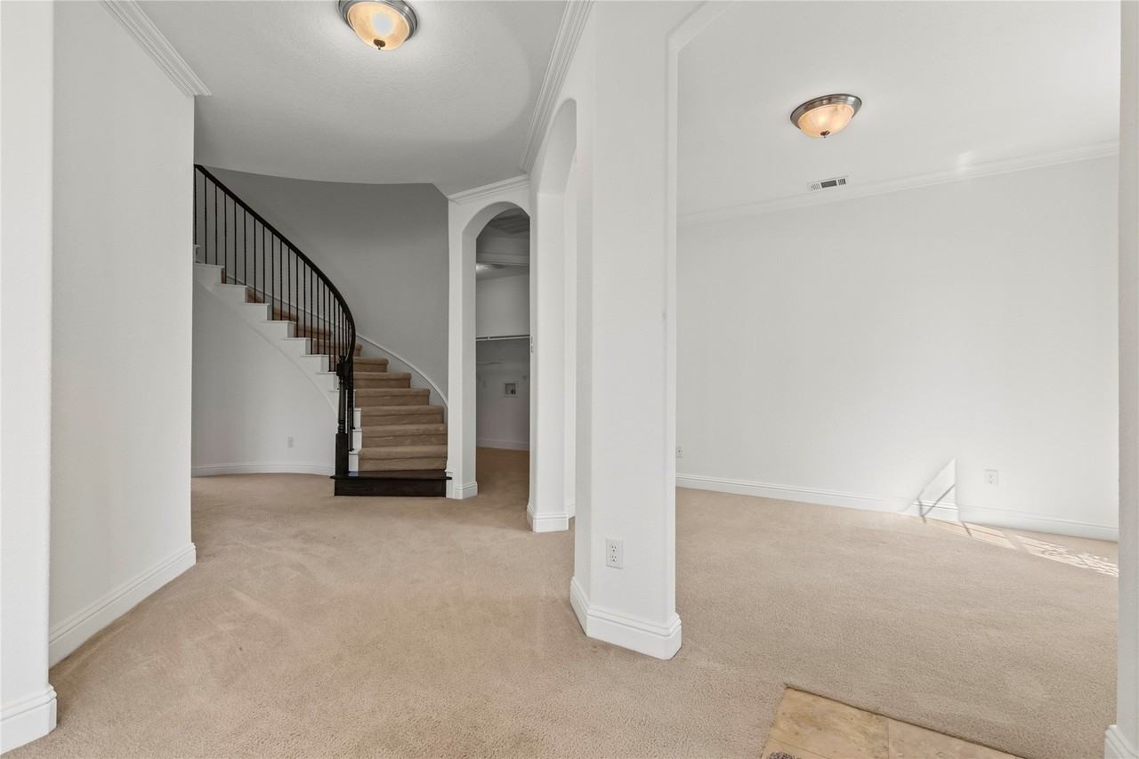 420 Preston Creek Dr - Photo 4 of 31