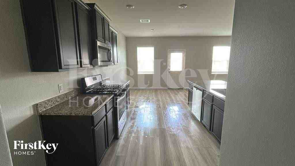 26716 Frost Dr - Photo 4 of 11