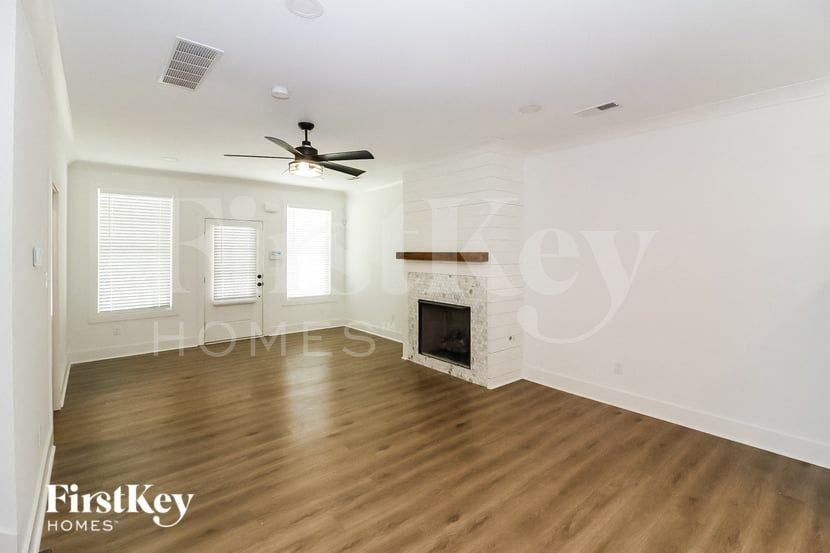 4979 Wilburn Ave - Photo 3 of 15