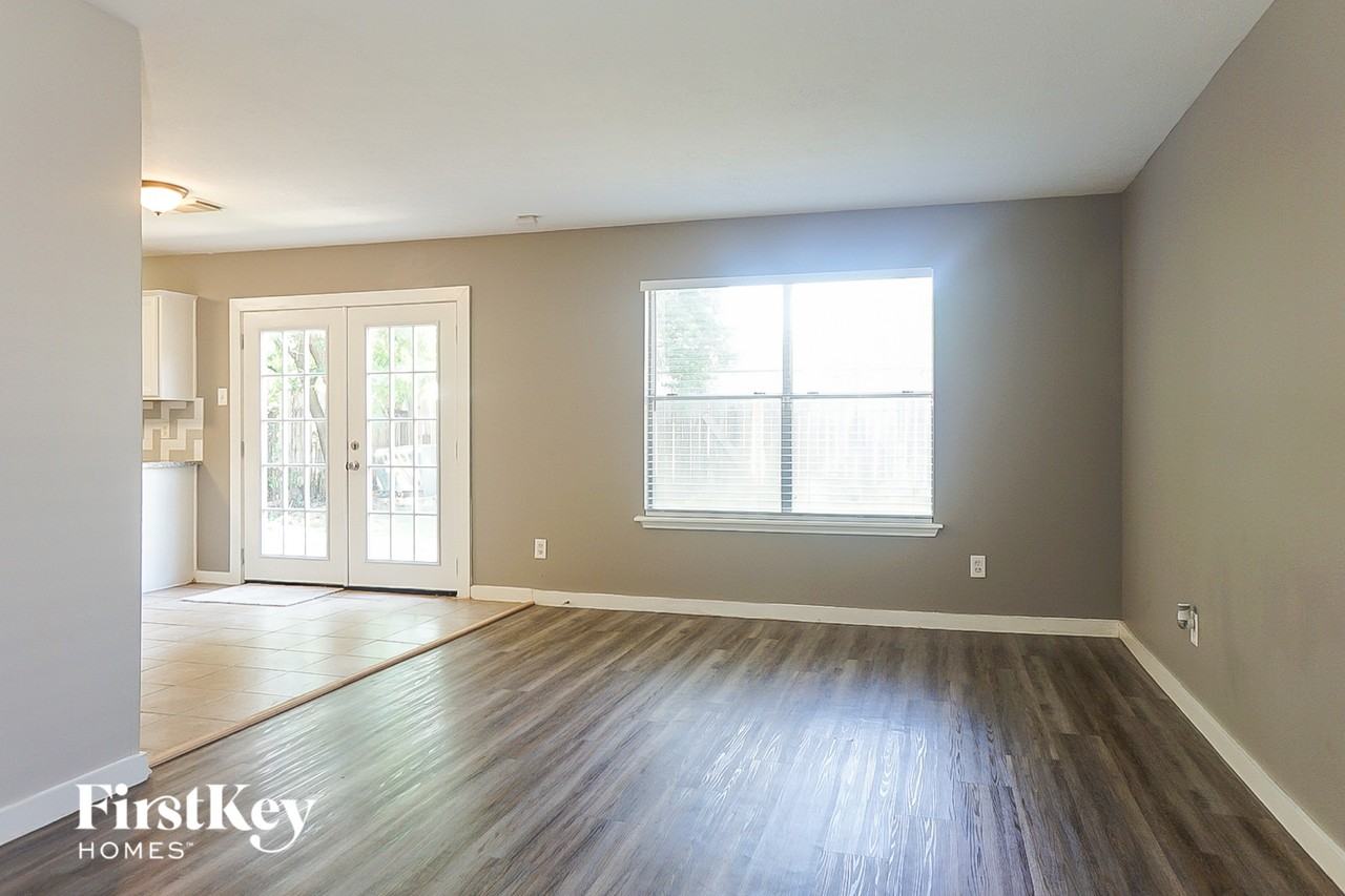 7311 Village Lake Dr - Photo 3 of 15