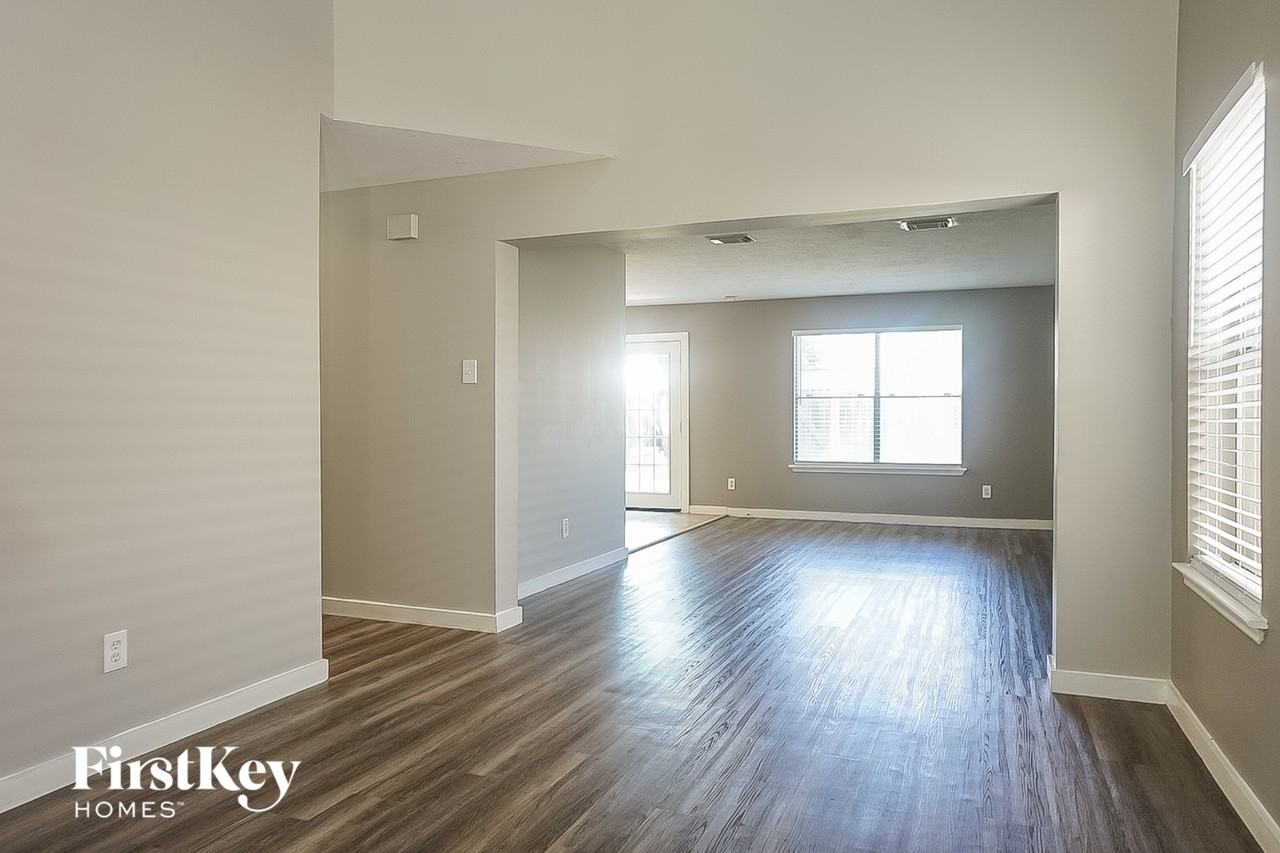 7311 Village Lake Dr - Photo 4 of 15