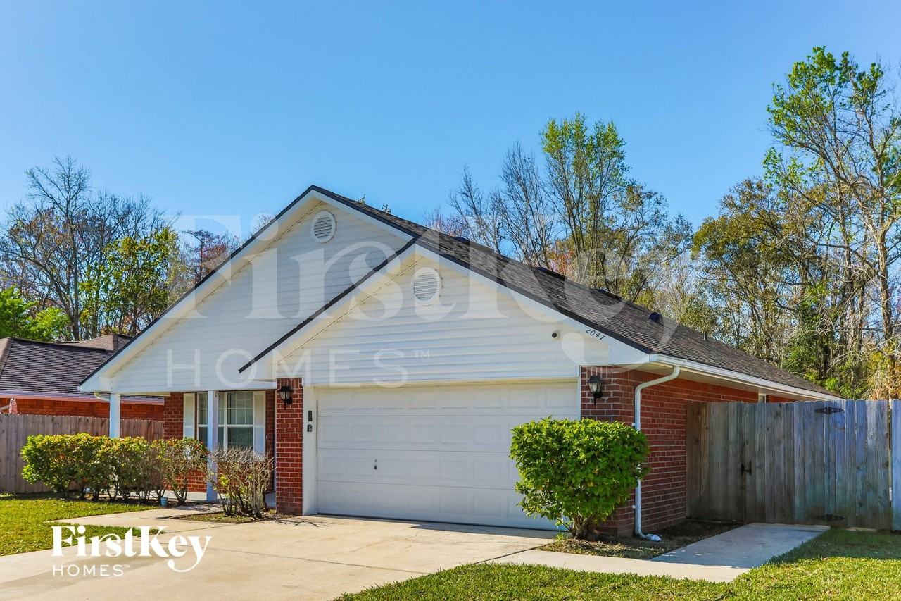 2047 Eclipse Dr - Photo 3 of 15