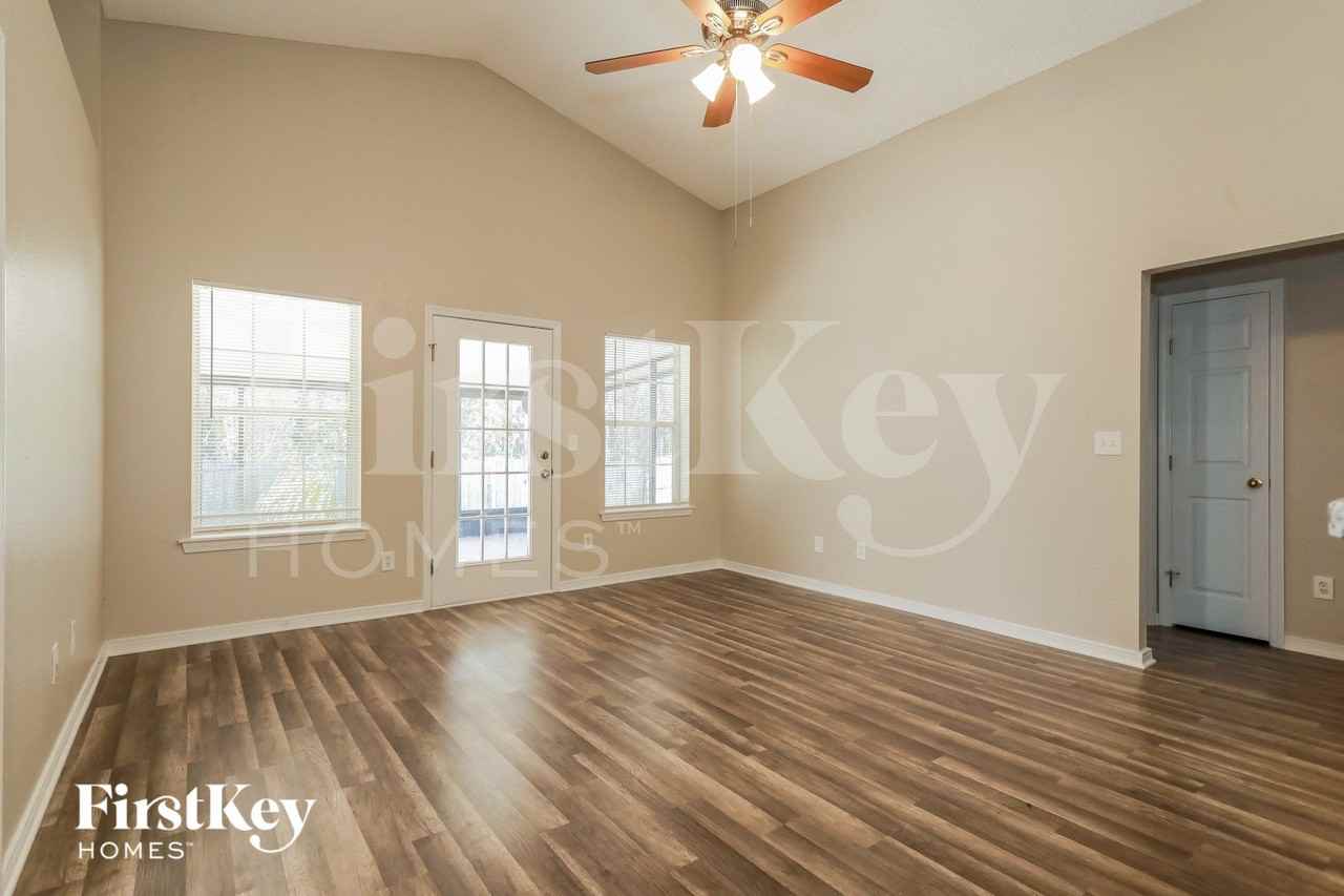 2047 Eclipse Dr - Photo 4 of 15