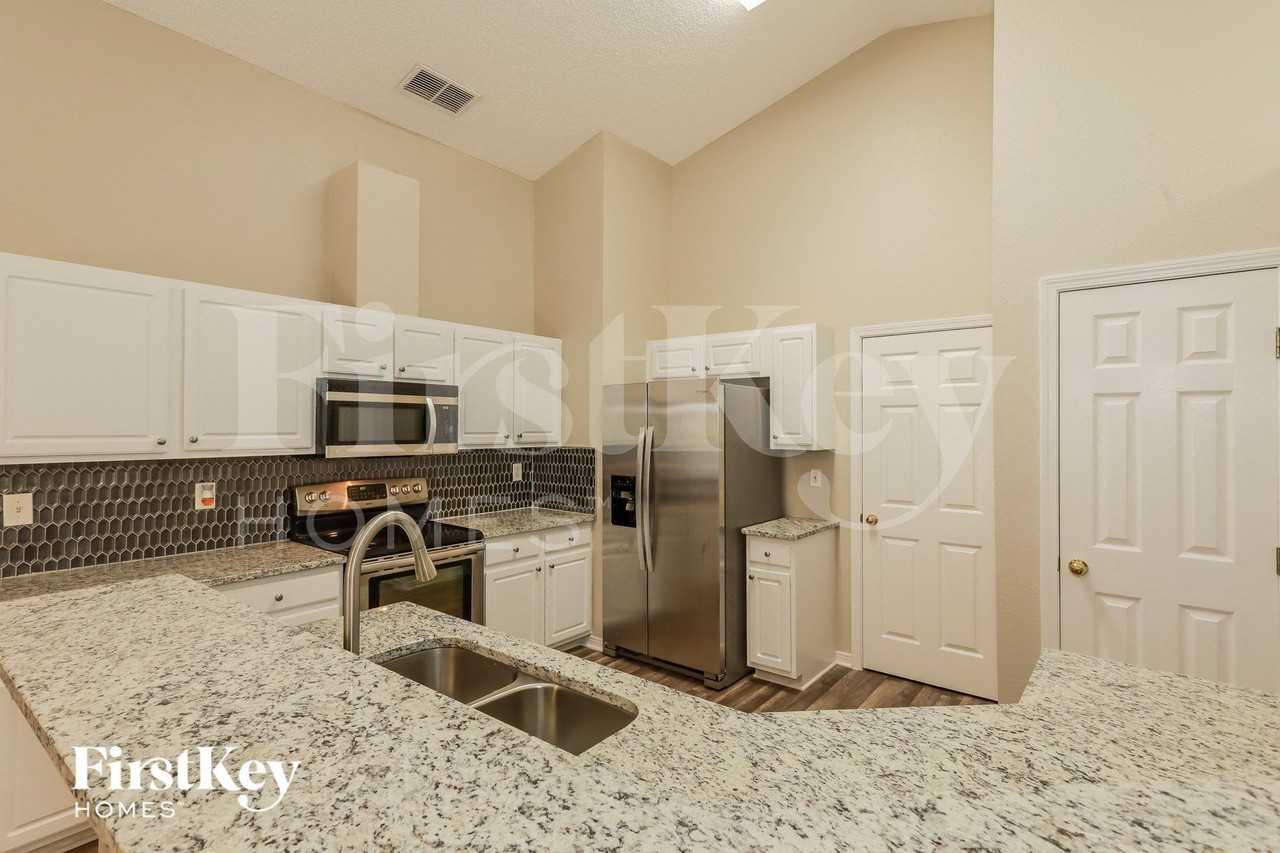 2047 Eclipse Dr - Photo 5 of 15