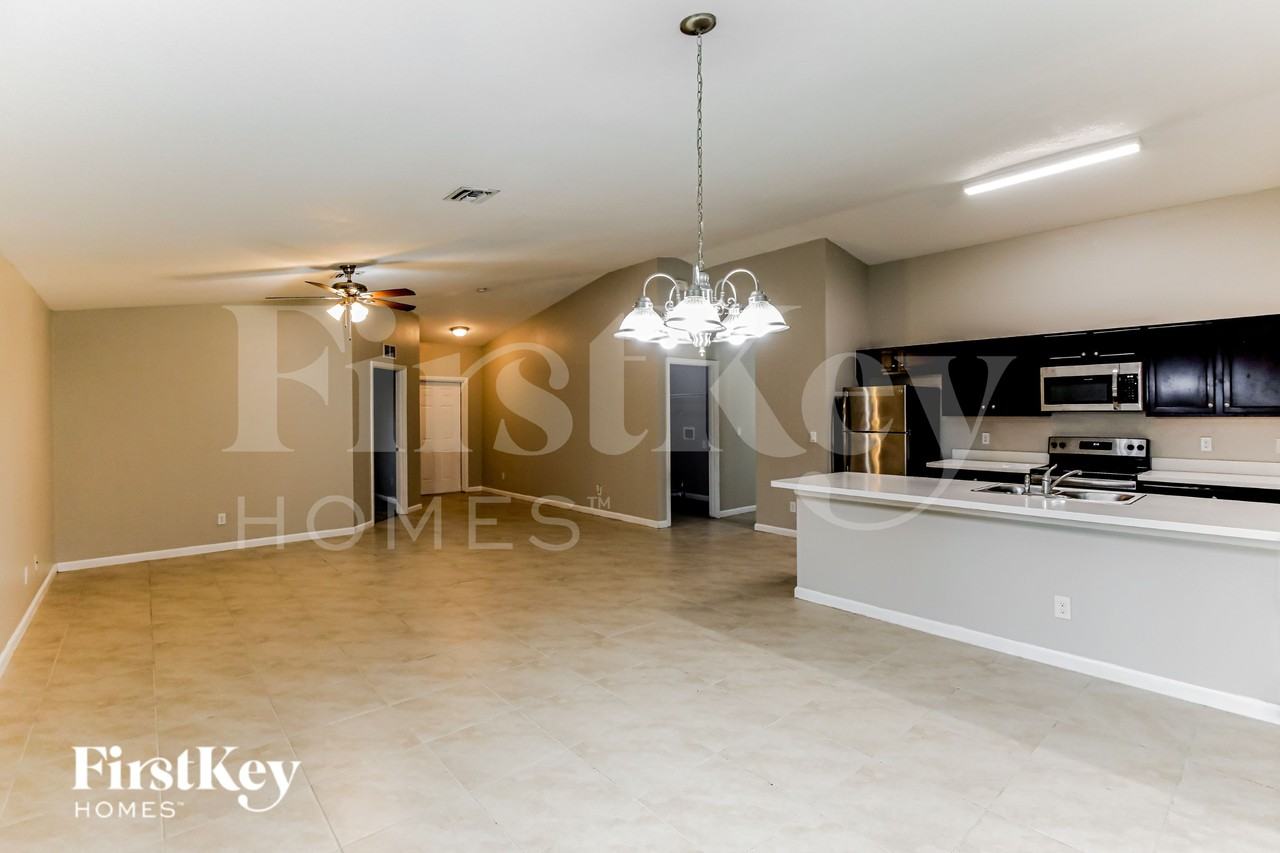 931 Se Thornhill Dr - Photo 4 of 16