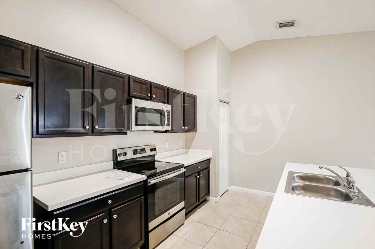 931 Se Thornhill Dr - Photo 5 of 16