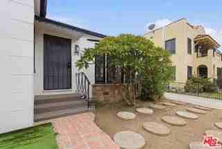 542 N Genesee Ave - Photo 2 of 8
