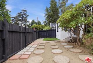 542 N Genesee Ave - Photo 4 of 8