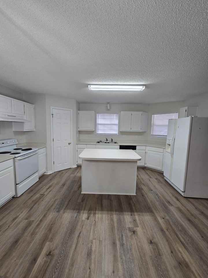 396 Brown Pl - Photo 5 of 24