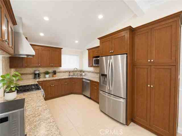 19751 Kittridge St - Photo 2 of 8