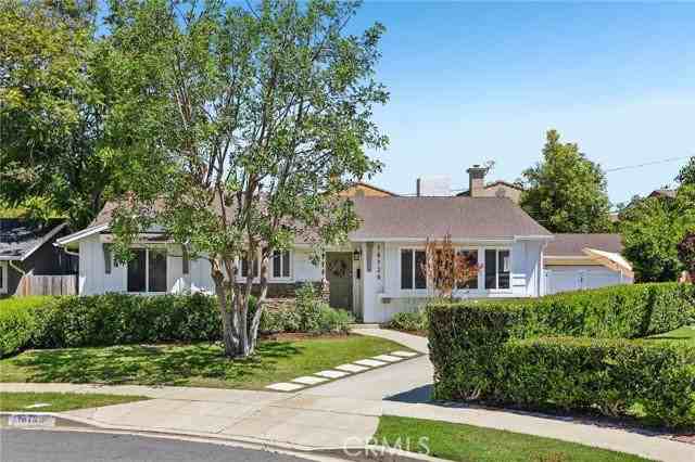 16729 Archwood St - Photo 2 of 8