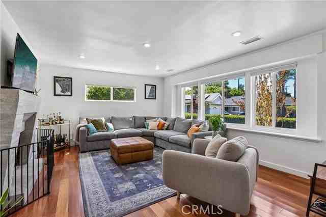 16729 Archwood St - Photo 3 of 8
