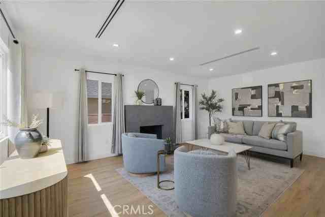 2115 W Clark Ave - Photo 3 of 8