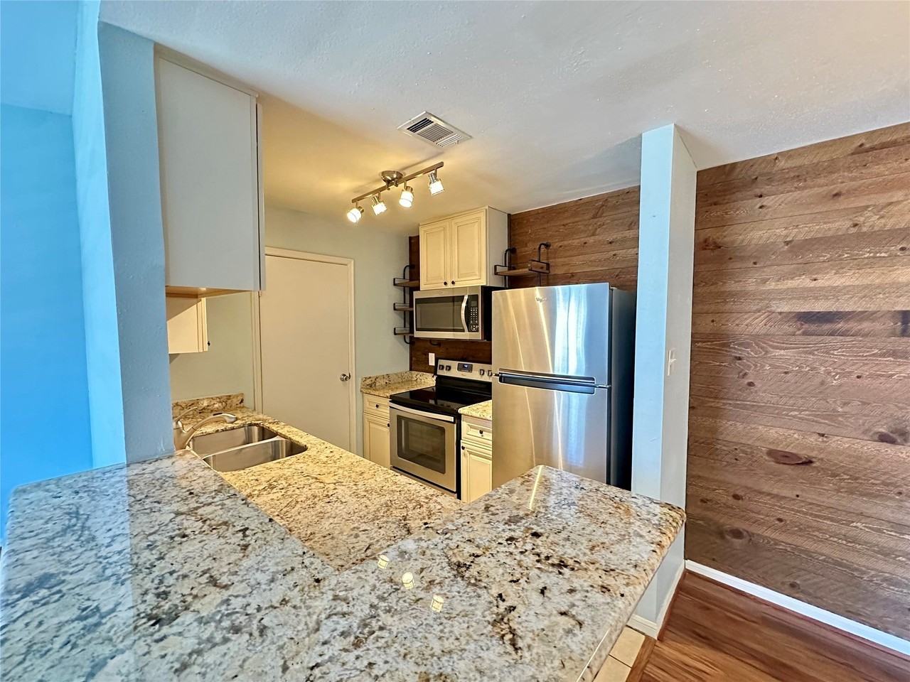 3506 Cove View Blvd - Photo 4 of 10