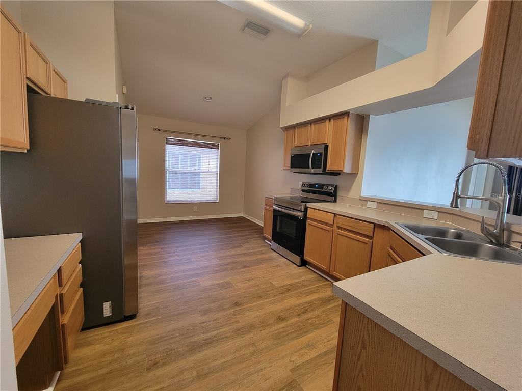 1125 Lumsden Pointe Blvd - Photo 3 of 12