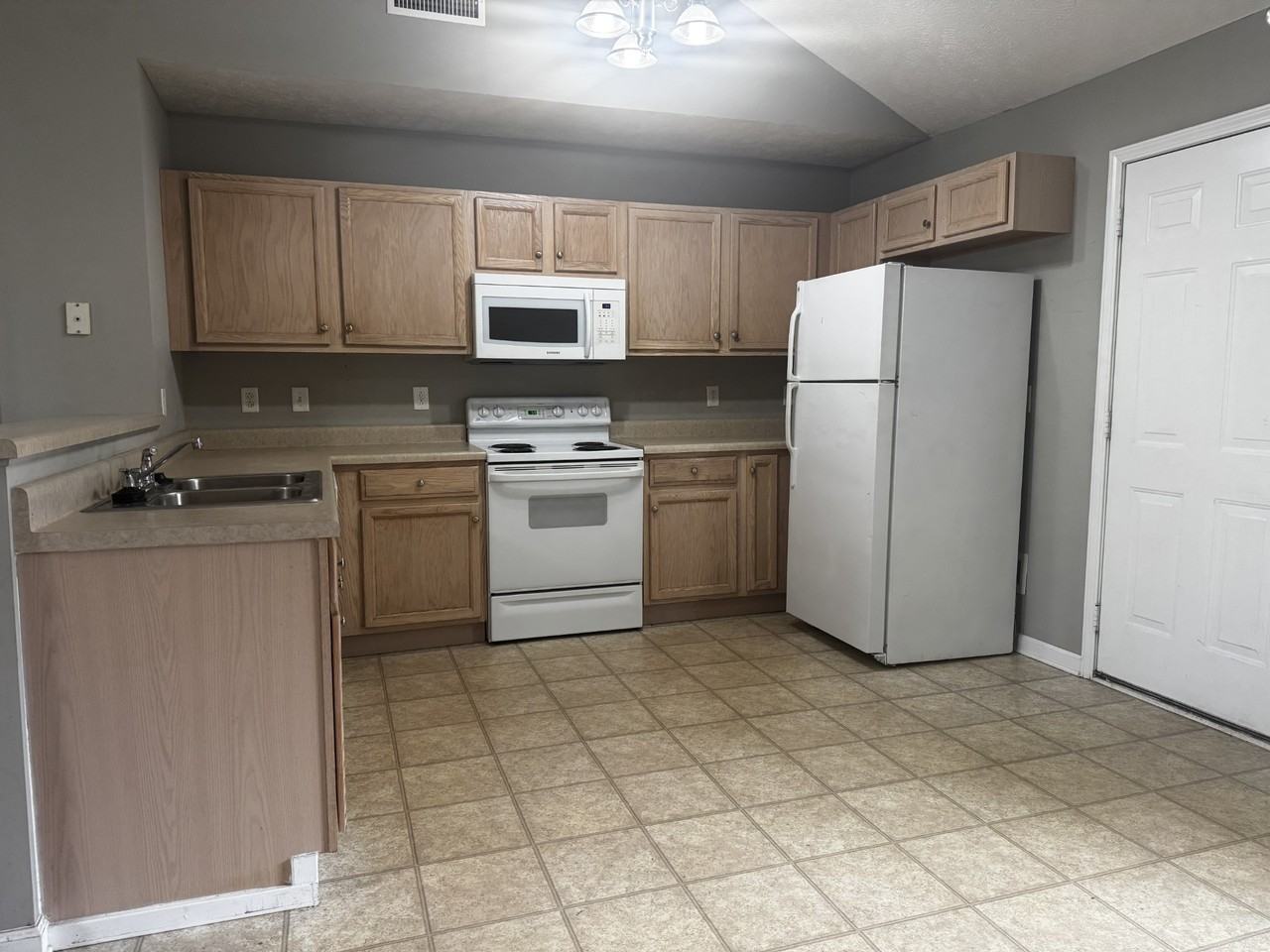 3044 Wellington Pl - Photo 5 of 12