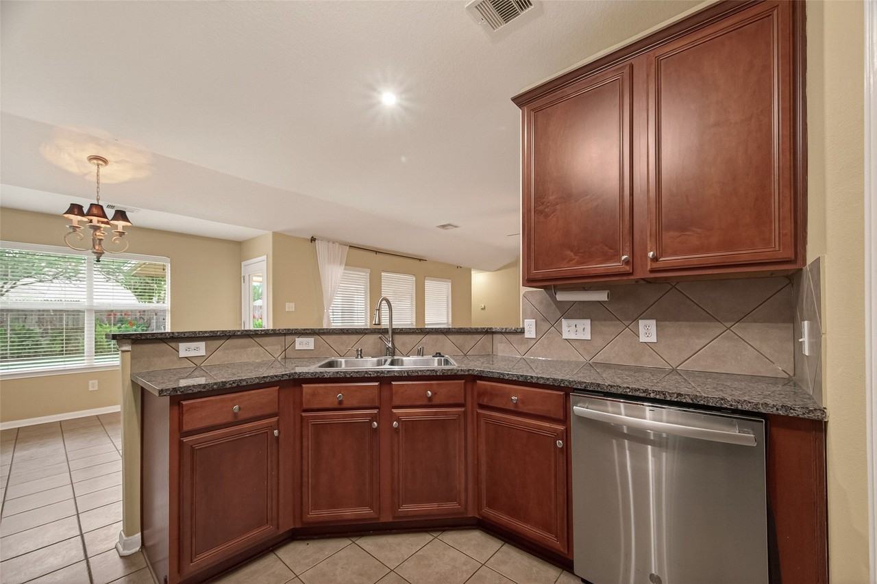 6922 Summer Bridge Ln - Photo 6 of 41