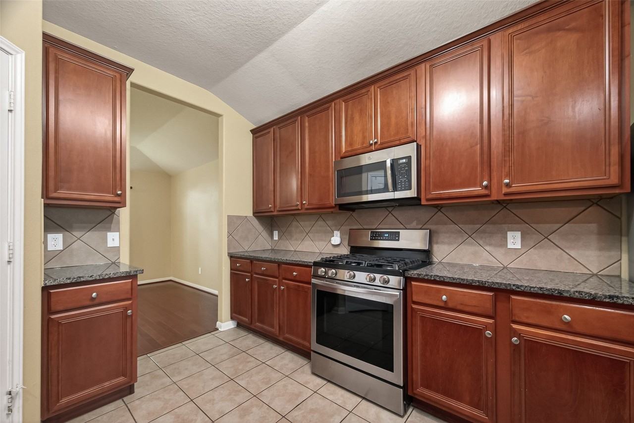 6922 Summer Bridge Ln - Photo 7 of 41