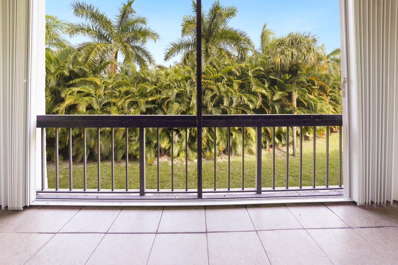 3050 Presidential Way - Photo 4 of 21