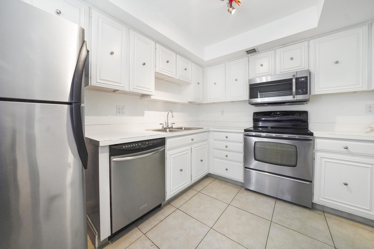 3050 Presidential Way - Photo 5 of 21