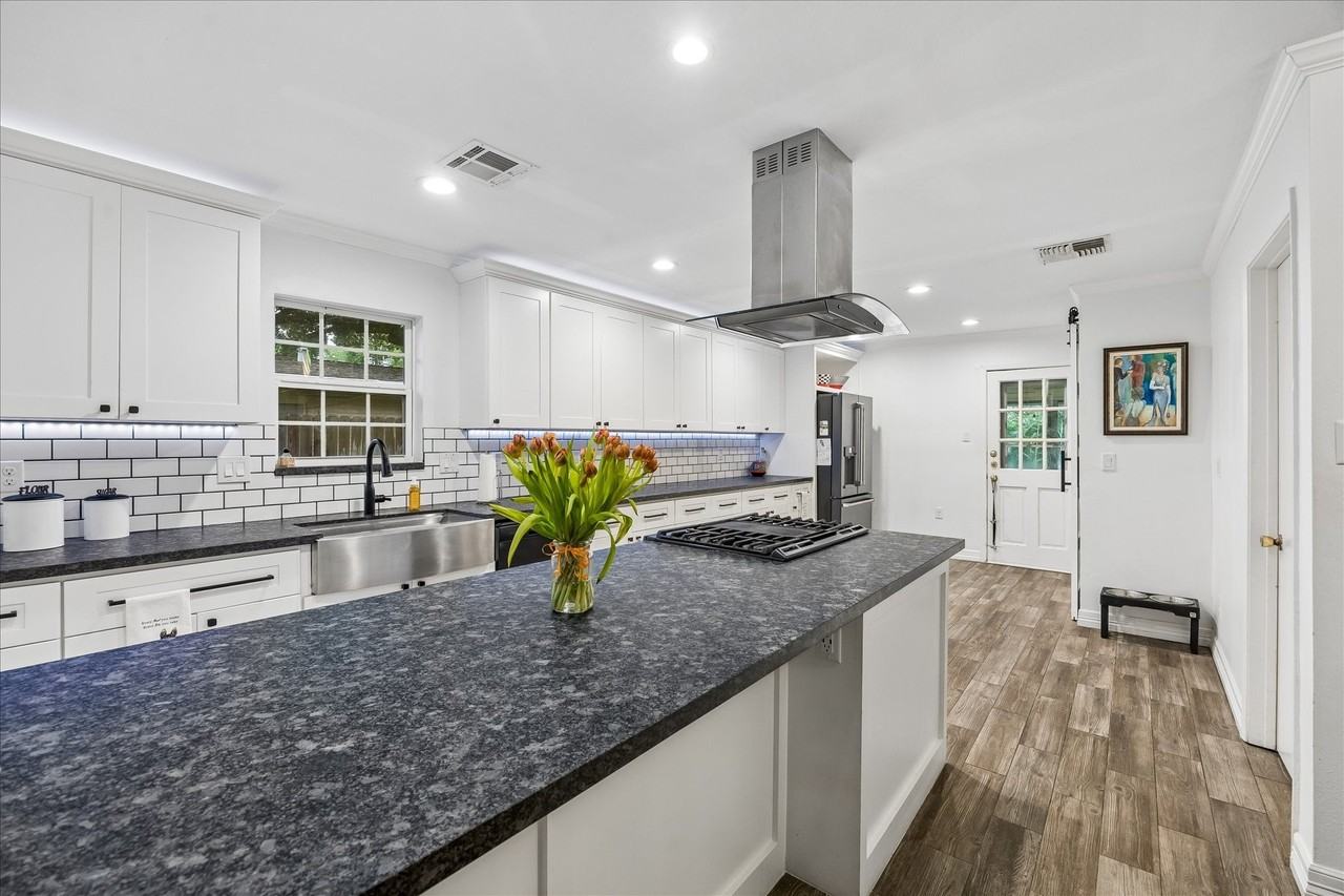 5526 Grape St - Photo 3 of 10
