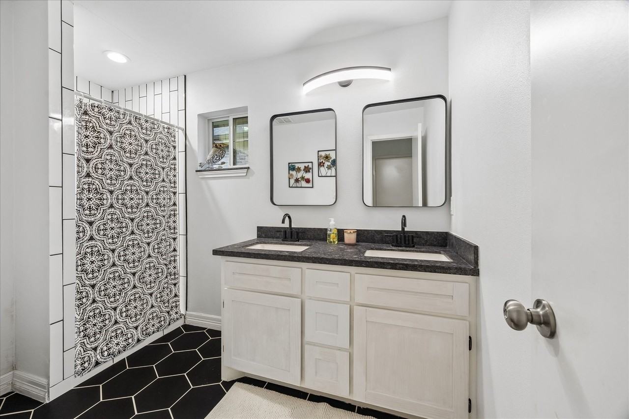5526 Grape St - Photo 6 of 10