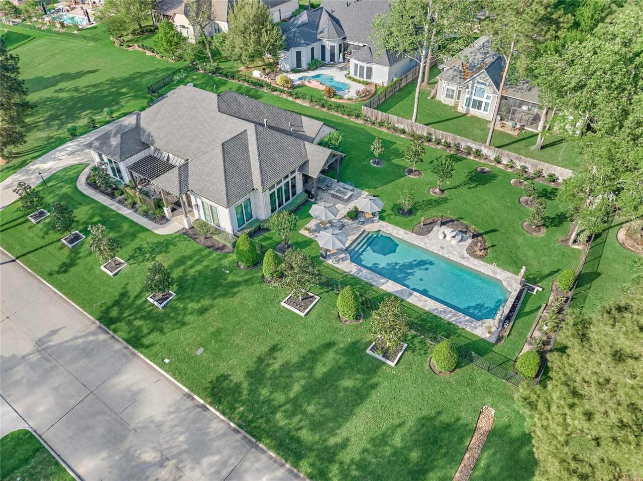 39 Wycliffe Dr - Photo 3 of 50