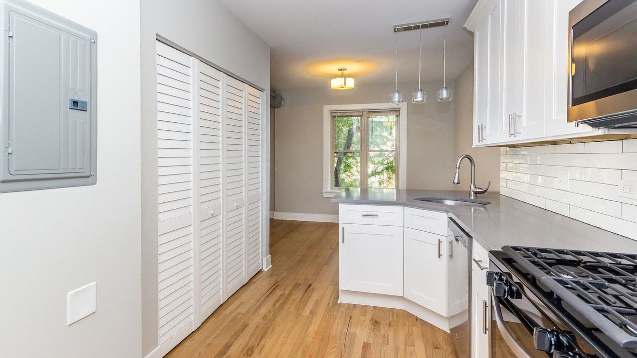 2341 W Ainslie St #1 - Photo 2 of 7