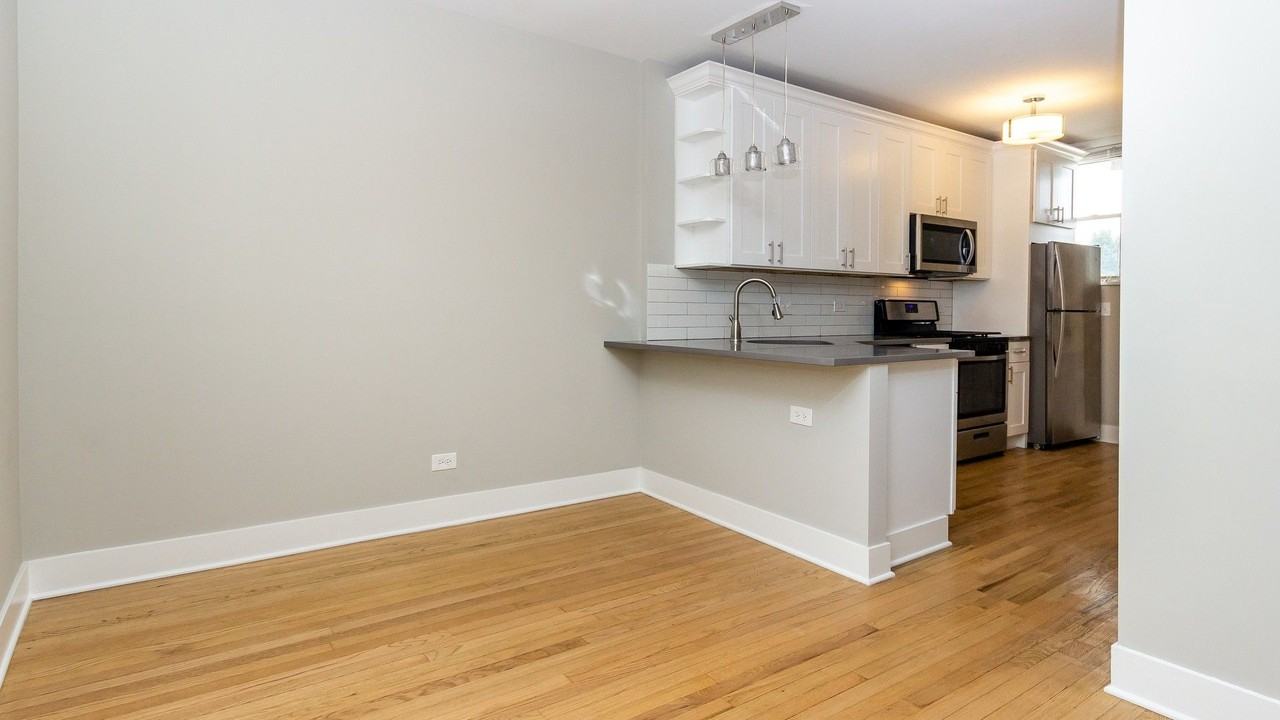 2341 W Ainslie St #1 - Photo 3 of 7