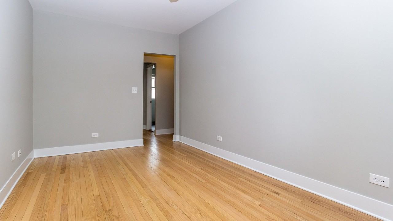 2341 W Ainslie St #1 - Photo 4 of 7