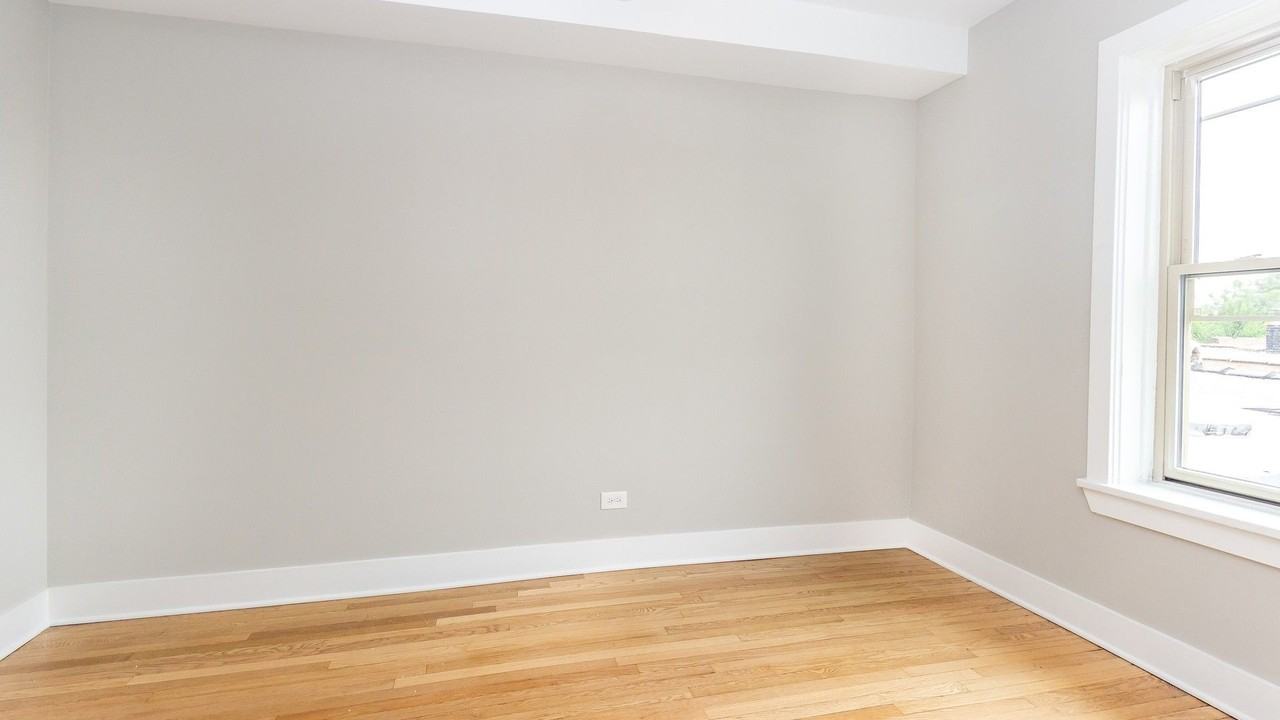 2341 W Ainslie St #1 - Photo 6 of 7