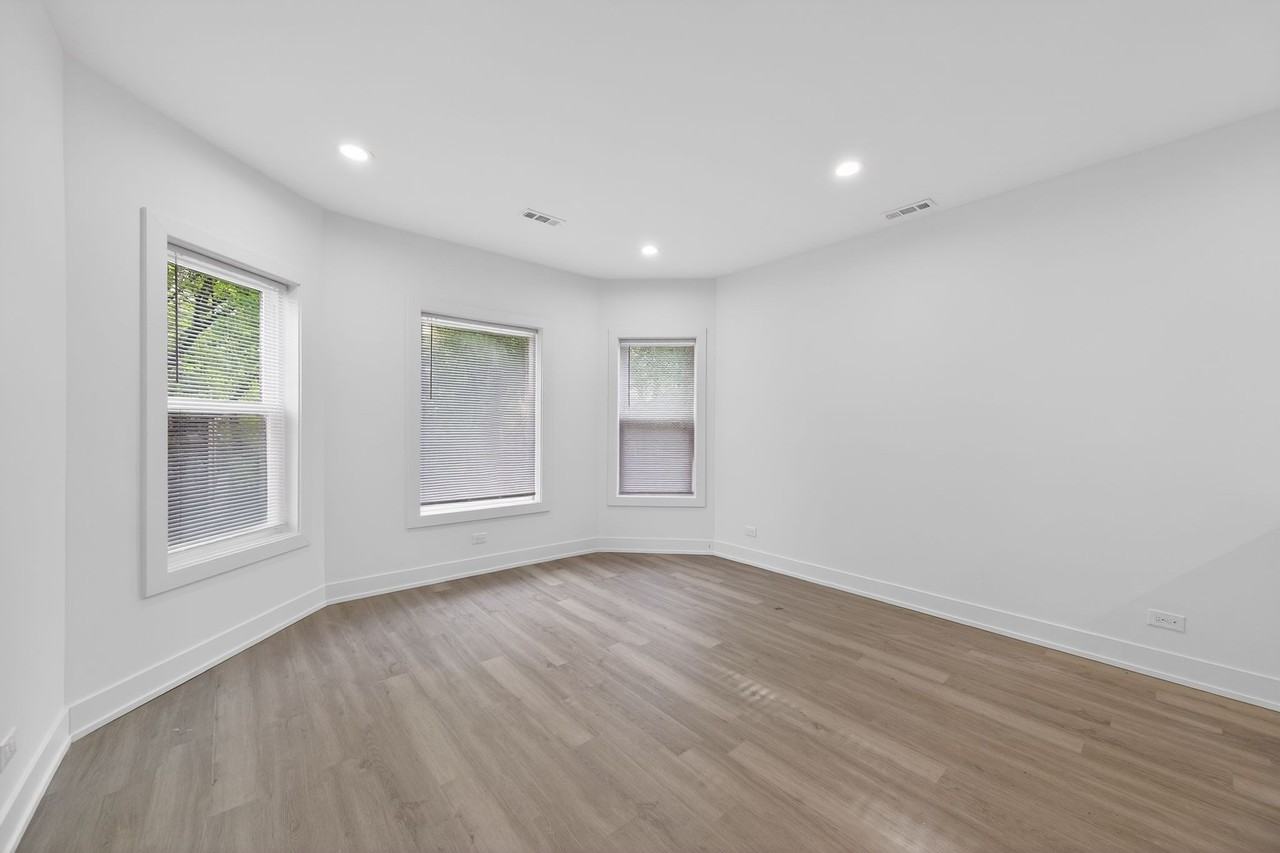328 North Lockwood Avenue - Photo 3 of 12