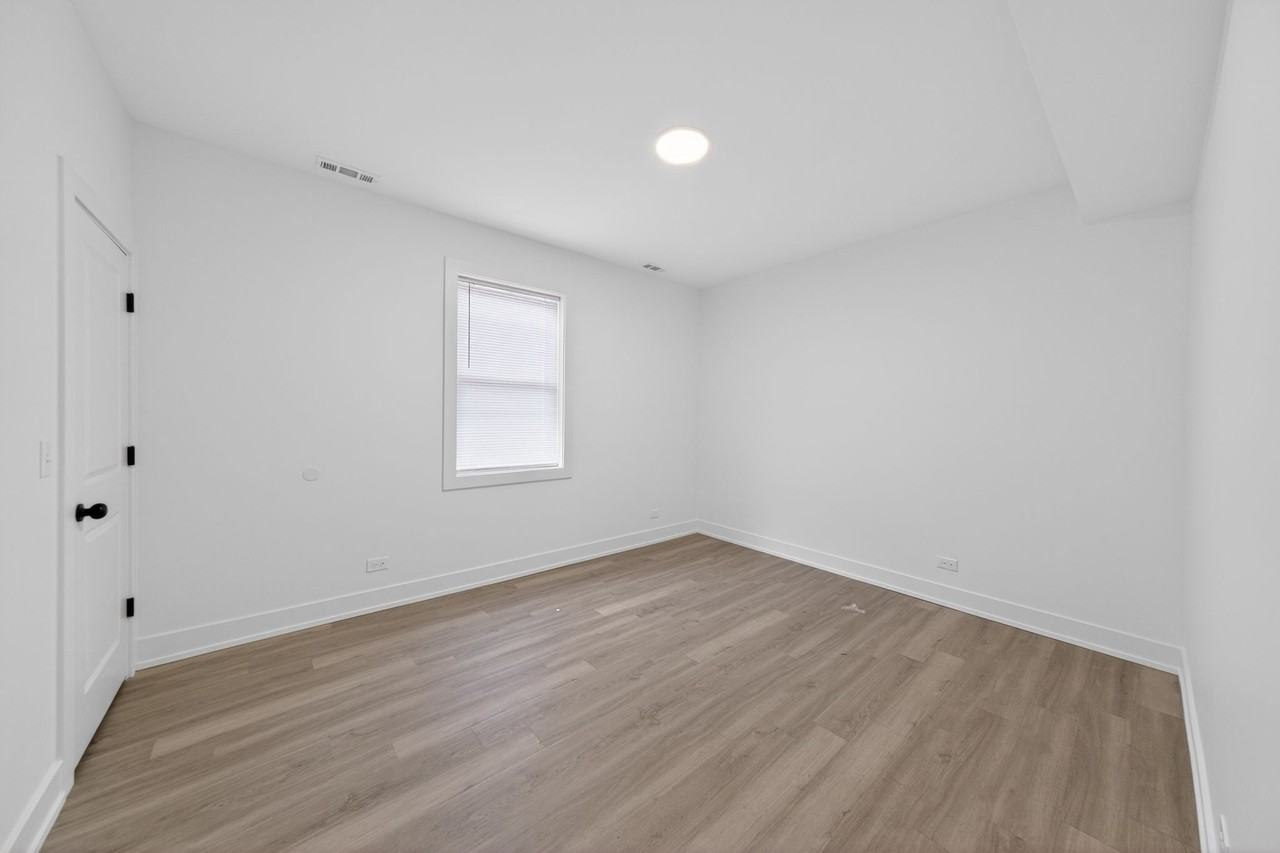 328 North Lockwood Avenue - Photo 7 of 12